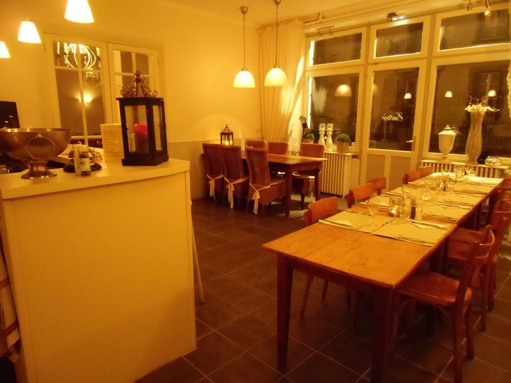 Hôtel De La Providence Égliseneuve-dʼEntraigues Extérieur photo