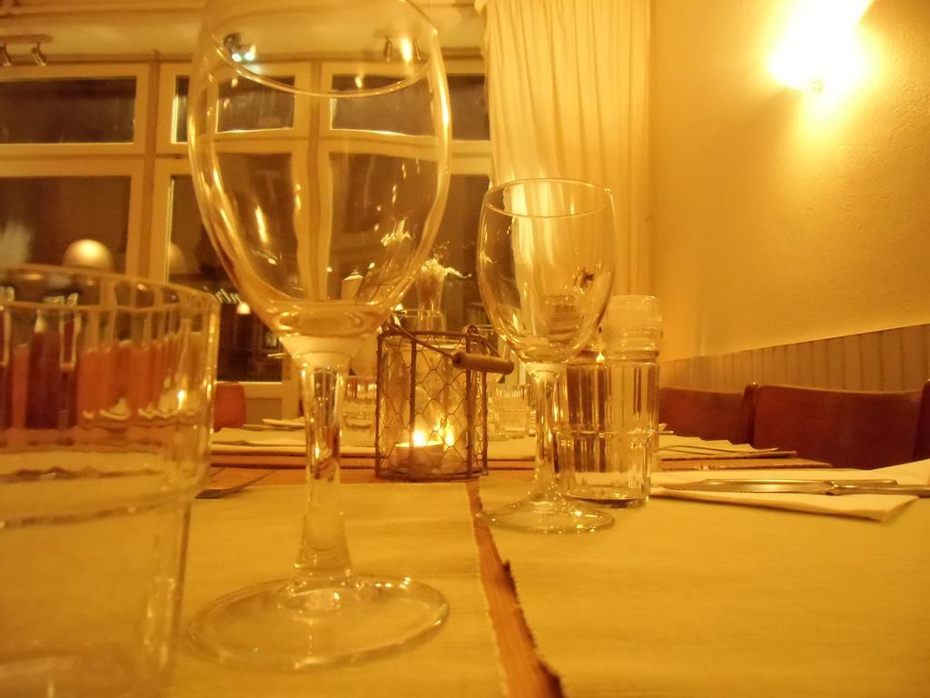Hôtel De La Providence Égliseneuve-dʼEntraigues Extérieur photo