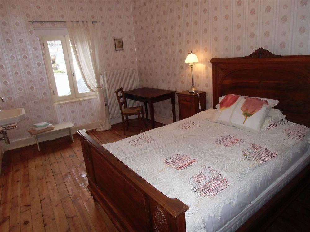 Hôtel De La Providence Égliseneuve-dʼEntraigues Extérieur photo