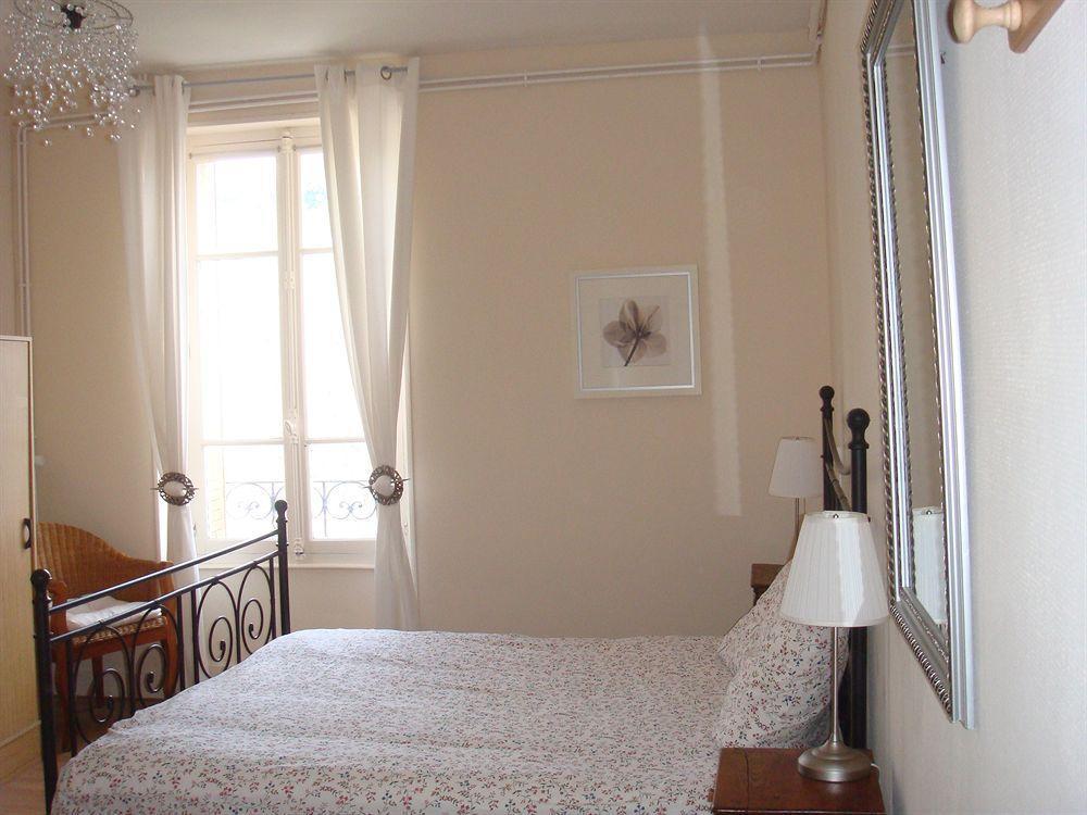 Hôtel De La Providence Égliseneuve-dʼEntraigues Extérieur photo
