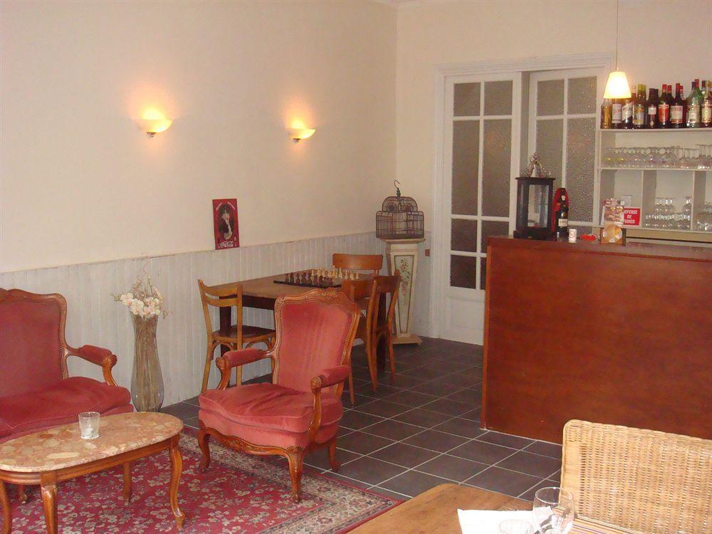 Hôtel De La Providence Égliseneuve-dʼEntraigues Extérieur photo