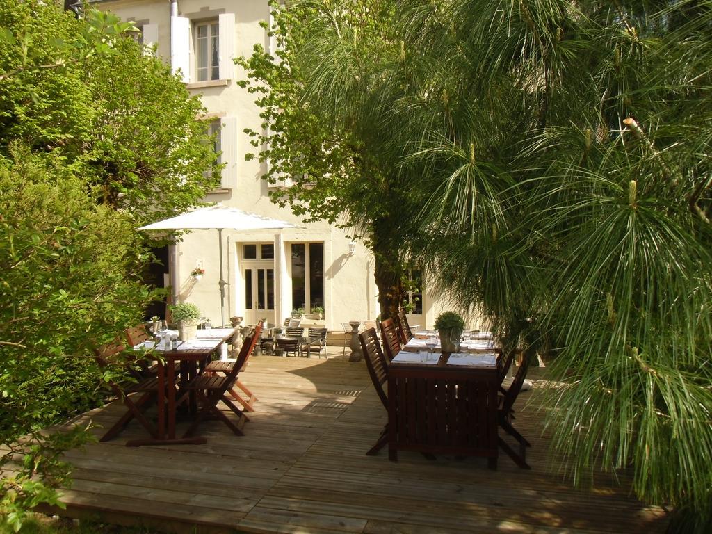 Hôtel De La Providence Égliseneuve-dʼEntraigues Extérieur photo