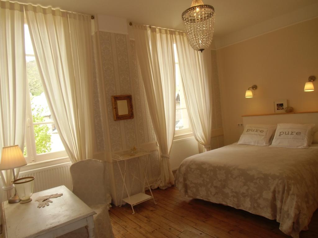 Hôtel De La Providence Égliseneuve-dʼEntraigues Extérieur photo