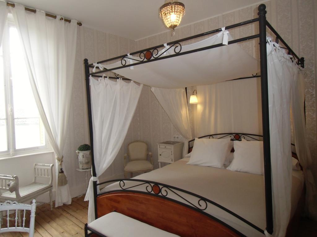 Hôtel De La Providence Égliseneuve-dʼEntraigues Extérieur photo