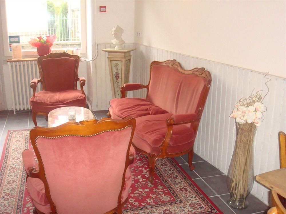 Hôtel De La Providence Égliseneuve-dʼEntraigues Extérieur photo