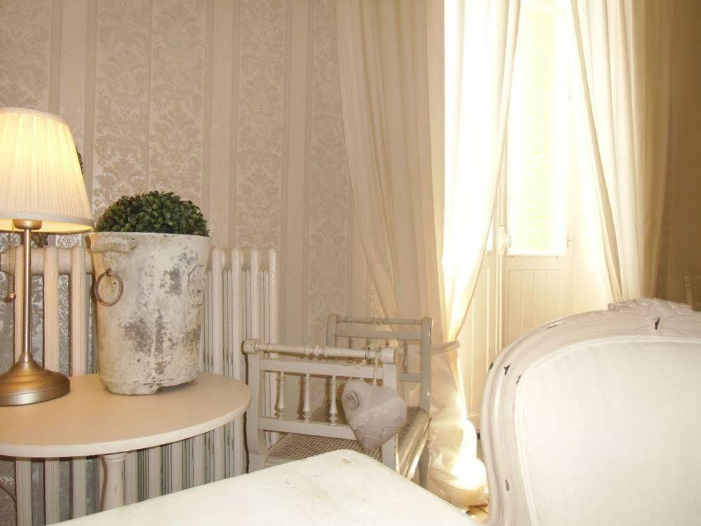 Hôtel De La Providence Égliseneuve-dʼEntraigues Extérieur photo