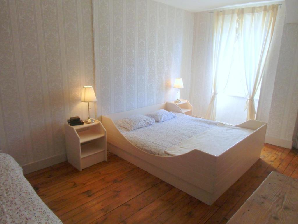 Hôtel De La Providence Égliseneuve-dʼEntraigues Chambre photo
