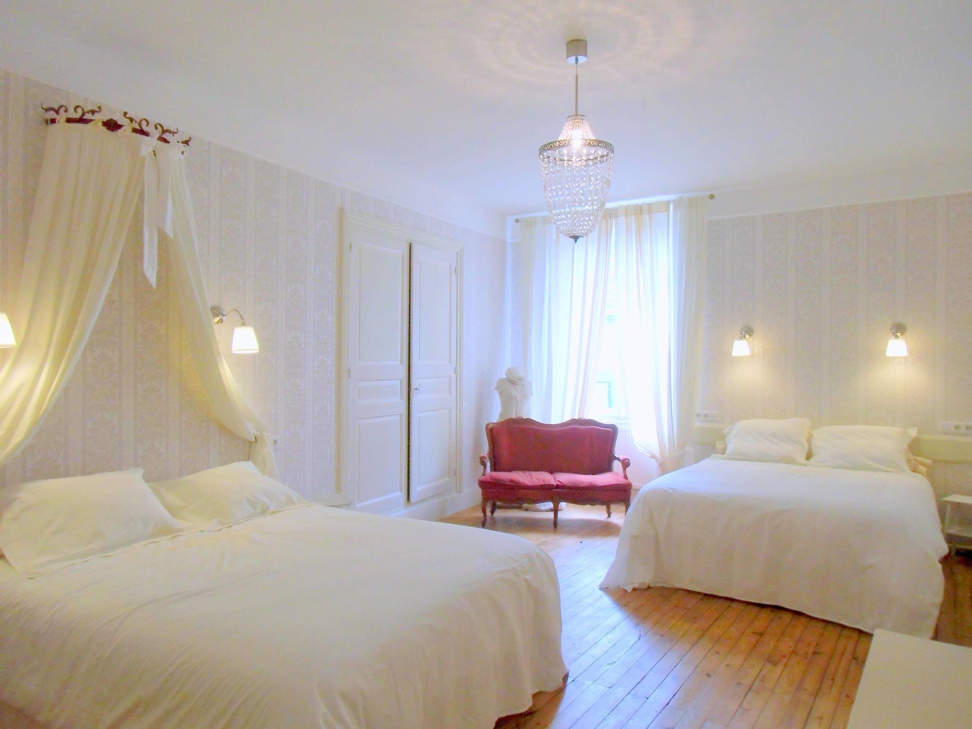 Hôtel De La Providence Égliseneuve-dʼEntraigues Extérieur photo