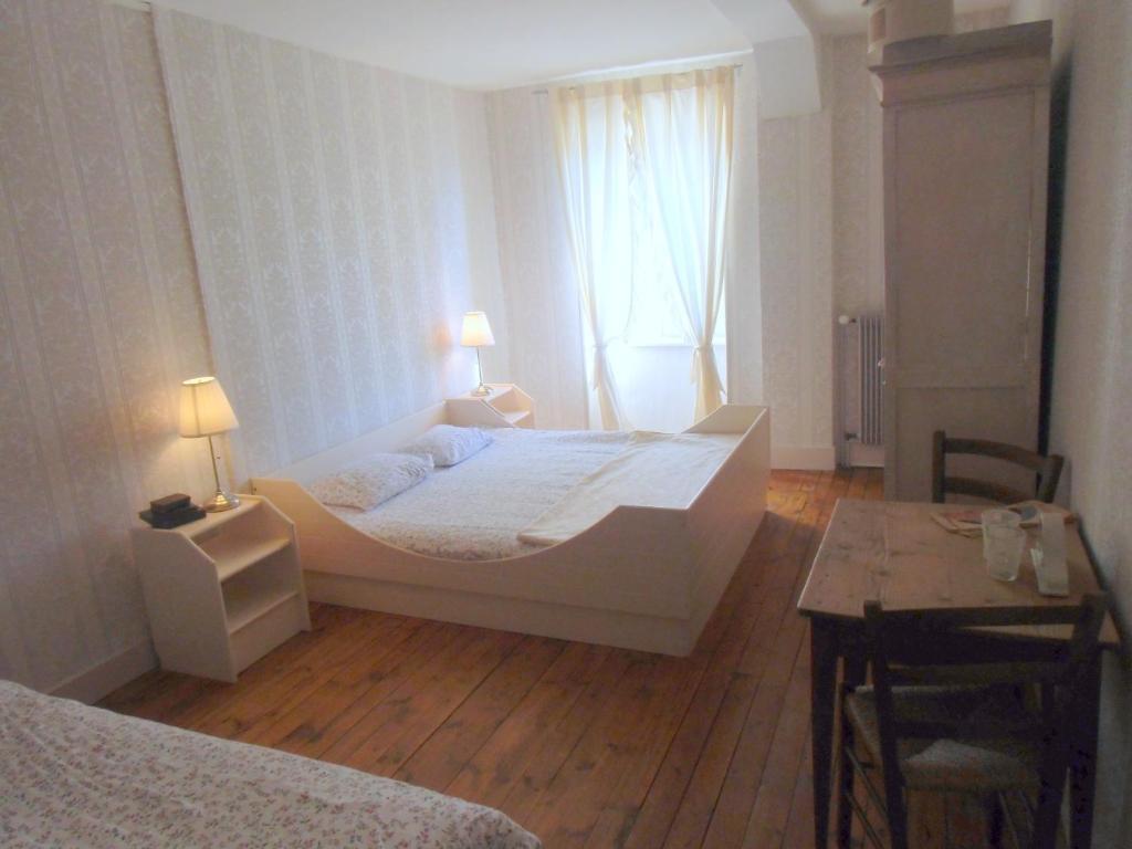 Hôtel De La Providence Égliseneuve-dʼEntraigues Extérieur photo