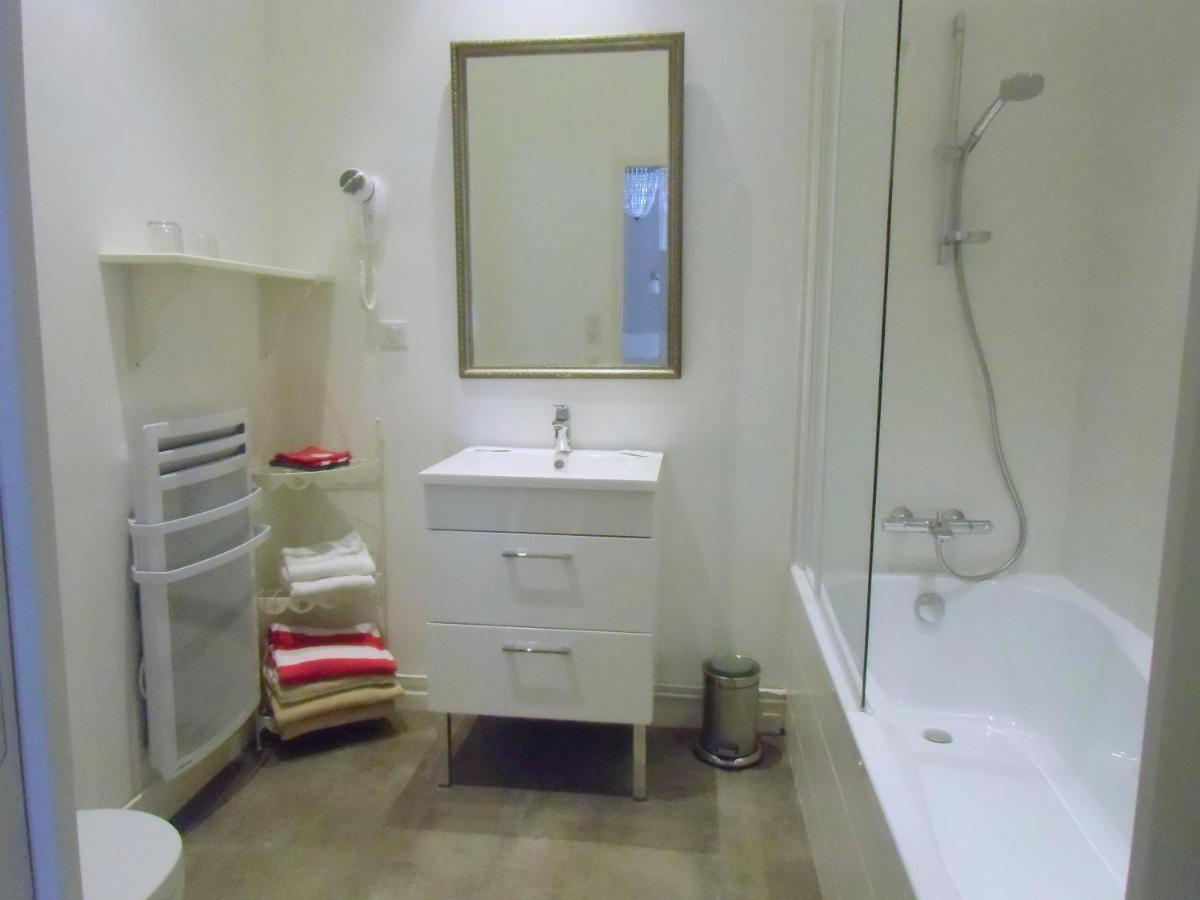 Hôtel De La Providence Égliseneuve-dʼEntraigues Chambre photo