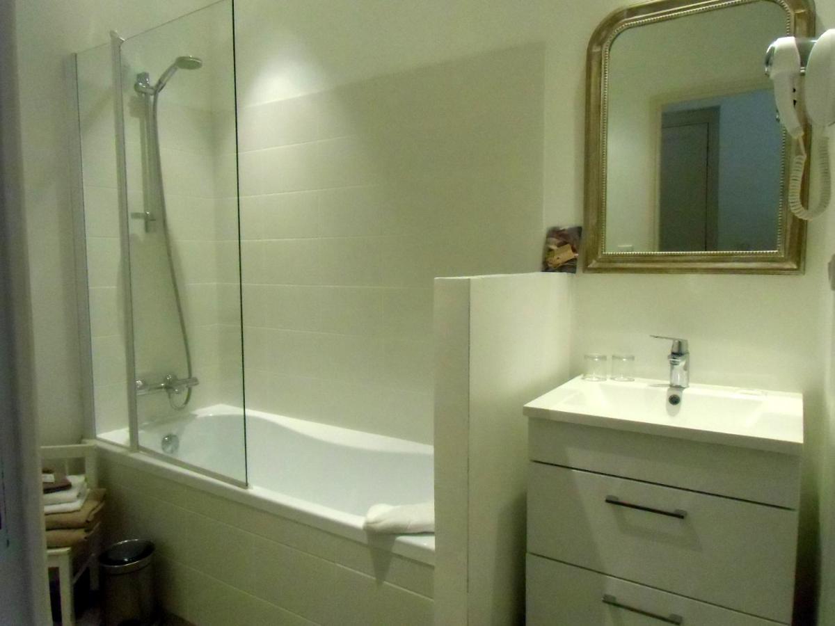 Hôtel De La Providence Égliseneuve-dʼEntraigues Extérieur photo